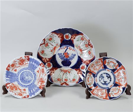 A lot of three Imari plates, Japan 19th century. Chip. Diam. 30 cm (grootste).