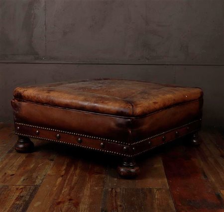 A leather upholstered footstool / stool. 35 x 60 x 60 cm.