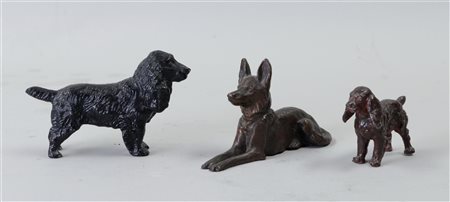 A lot of three cold painted metal dogs. 8 x 8 cm.