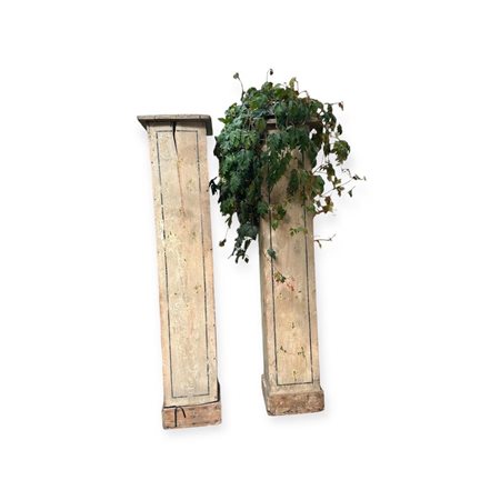 A set of (2) vintage columns. Height 150 cm.