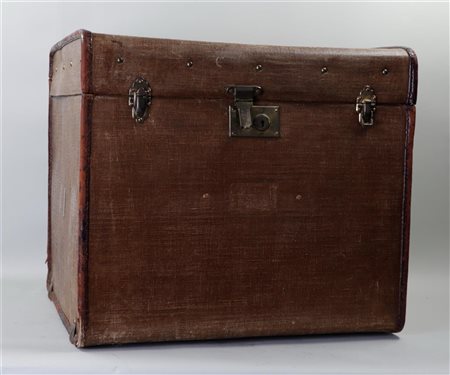 A vintage leather travel suitcase. 45 x 50 cm.