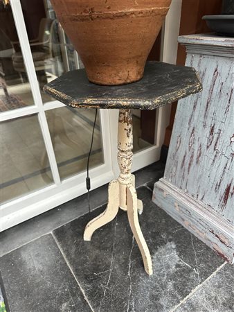 A 19th century rough wooden port table. White and black lacquered H.: 65 cm.