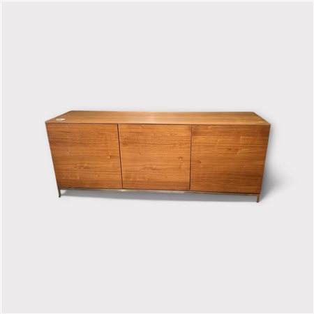 A light wooden sideboard. 20th century. 75 x 125 x 50 cm.