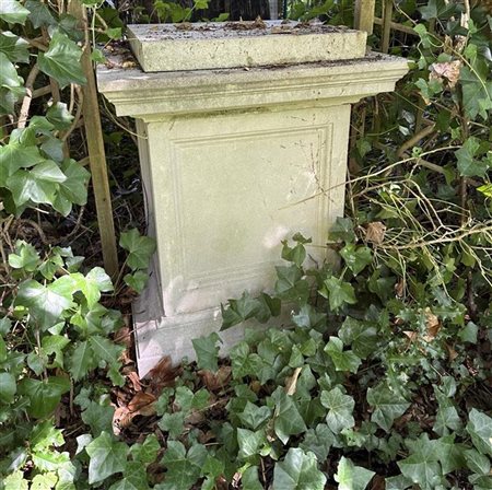 A loose stone plinth. 90 x 90 x 90 cm.