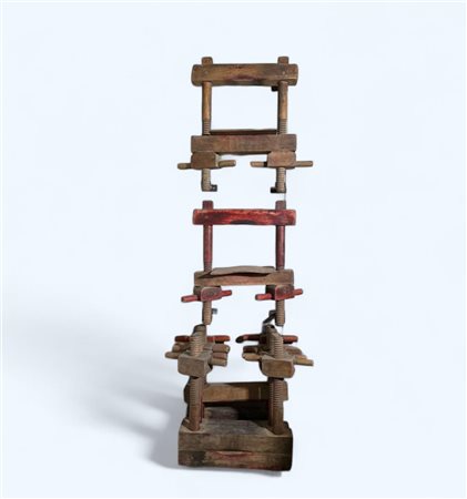 A lot consisting of (6) antique book presses, clamps. ca. 1900 60 x 65 cm.