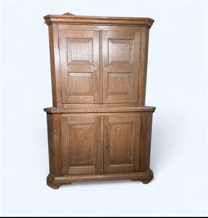 An oak corner cabinet with larger base cabinet, ca. 1900. 180 x 120 x 60 cm.