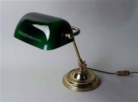 A brass library lamp / desk lamp with green glass shade, 20th century. H.:48 cm.