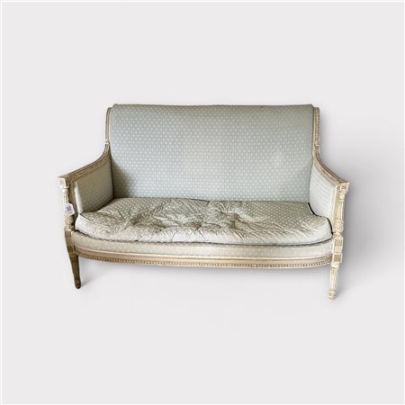 A Louis XVI two-and-a-half-seater sofa. 100 x 140 x 70 cm.