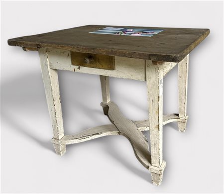 A softwood cross-foot table, 19th century. 80 x 102 x 70 cm.