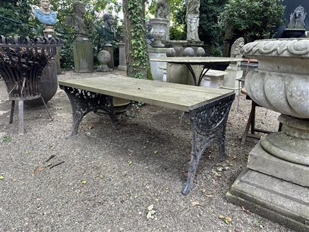 A teak garden box on cast iron legs. 52 x 125 x 64 cm.