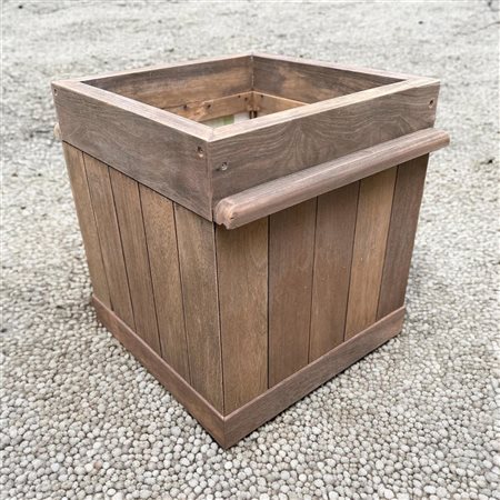 A square teak planter. 75 x 70 x 70 cm.