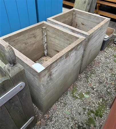 A lot of (2) identical, smaller teak greyed planters. 55 x 55 x 55 cm.