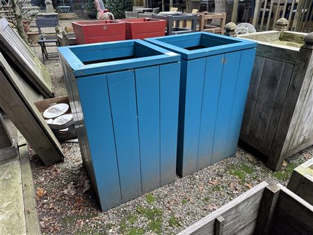 A lot of (2) blue lacquered teak planters with tier. 94 x 56 x 56 cm.