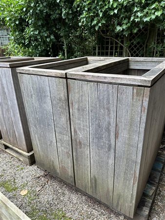 A lot of (2) identical, greyed, teak planters with a floor. 100 x 51 x 101 cm.