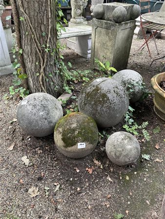 A lot consisting of various stone balls or Atlas Stones. Various sizes.