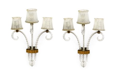 BAROVIER & TOSO Coppia di lampade a parete con struttura in ottone e vetro a...