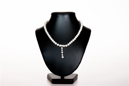 Collana di perle coltivate giapponesi Recarlo con ciondolo centrale costituito da sei elementi con diamanti taglio rotondo, taglio a goccia, taglio navette contornati da pavè di diamanti taglio brillante