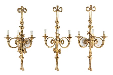 Tre appliques in bronzo dorato a tre luci, fine XIX secolo bracci a forma di...