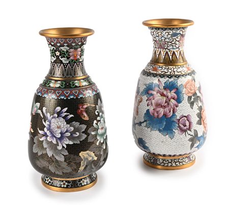 Due vasi in metallo cloisonné, Cina corpi a balaustro decorati da grandi...