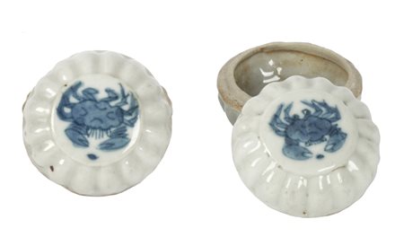 Cina, fornaci Jingdezhen, Due scatole per belletto con coperchio. XVII secolo...