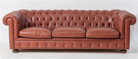 Divano modello Chesterfield in pelle rossa. 