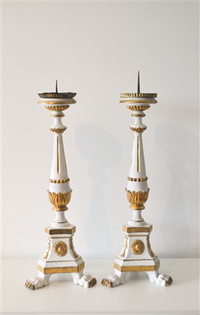 Anonym/anonimo Coppia di candelieri da altare, 1800 ca.;Legno dipinto,...