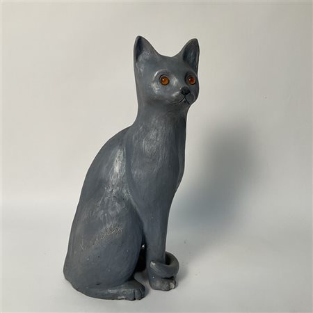 Scultura raffigurante gatto in terracotta dipinta in grigio con occhi in pasta