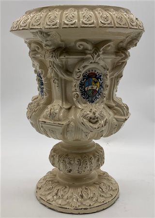 Manifattura di Bassano, inizio secolo XX. Vaso in maiolica bianca a balaustro c