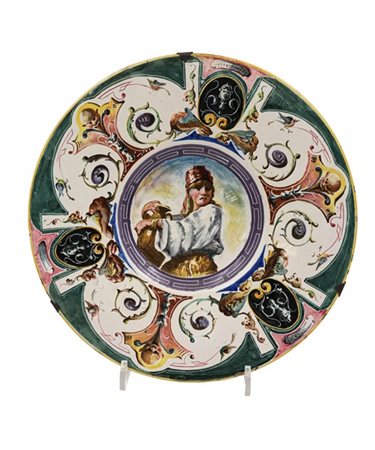 Manifattura di Faenza, secolo XIX/XX. Piatto da parete in maiolica dipinta in p