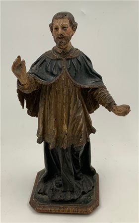 Scultore del secolo XVIII. Figura di Santo in legno intagliato e laccato (h cm