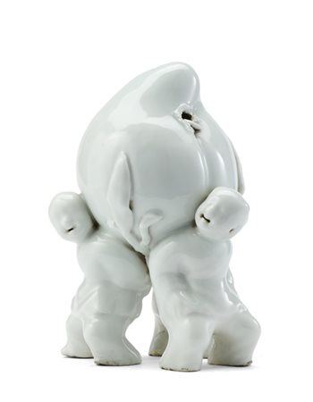 Gruppo scultoreo in porcellana blanc de Chine, raffigurante tre bambini che sor