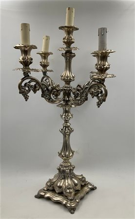 Candelabro a cinque fiamme in metallo argentato e decorato a volute e grappoli