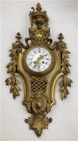 Orologio Cartel d'applique con cassa in bronzo sormontata da vaso e decorata da