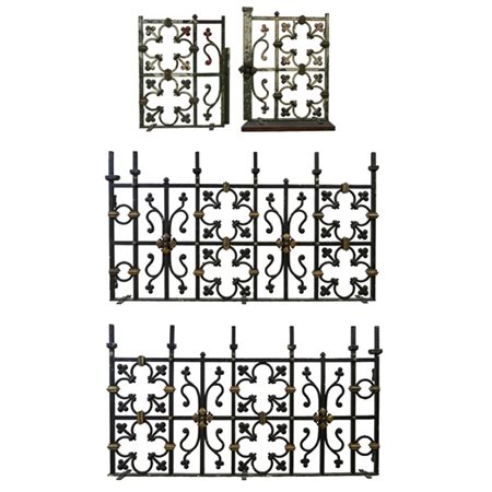 Lotto composto da una coppia di grate in ferro forgiato a motivo stilizzato e c