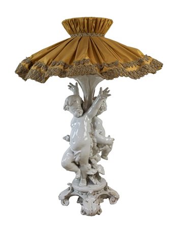 Lampada d'appoggio con sostegno in ceramica bianca a forma di putti su base sag