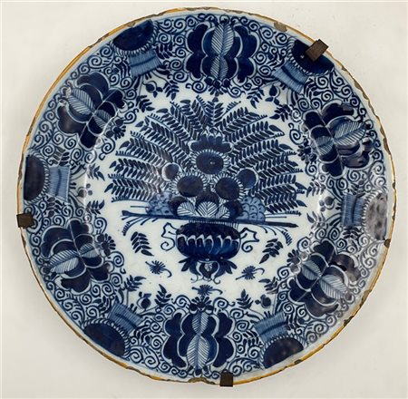 Manifattura di Delft, secolo XVIII. Piatto in maiolica dipinta in monocromia bl