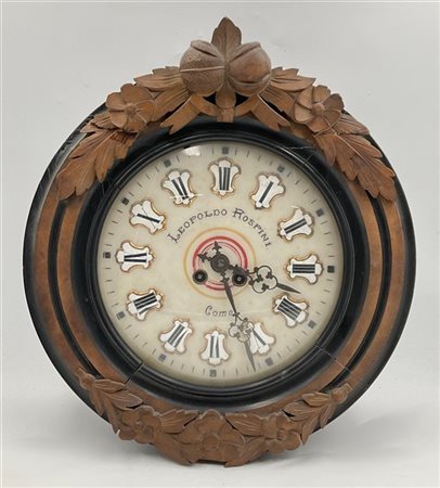 Orologio da parete del tipo ''occhio di bue'' con cassa in legno.
Quadrante in