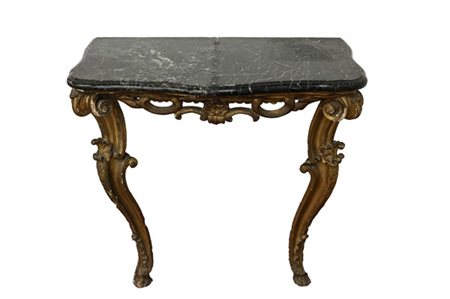 Console a mensola in legno intagliato e dorato con decoro a volute e gambe moss