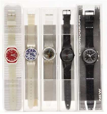 Swatch. Lotto di cinque diversi orologi da polso, in custodia (difetti)