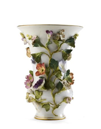 Manifattura di Meissen. Vaso in porcellana dipinta in policromia con fiori e fo