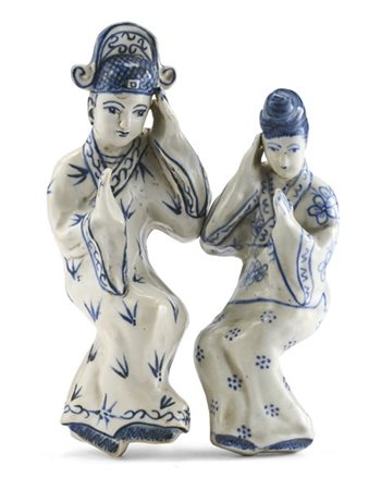 Due figure femminili in porcellana bianca e blu. Cina, secolo XIX-XX (h. cm 20)