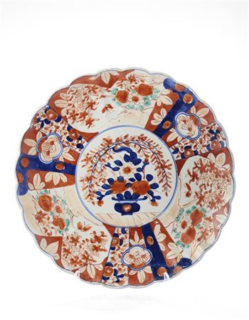 Grande piatto in porcellana Imari. Giappone, secolo XIX (d. cm 42) (difetti)