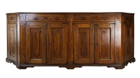 Credenza scantonata in noce a sei ante pannellate e quattro cassetti, piedi a m