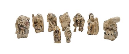 Lotto di sette okimono e due netsuke in avorio. Giappone, secolo XX (difetti)