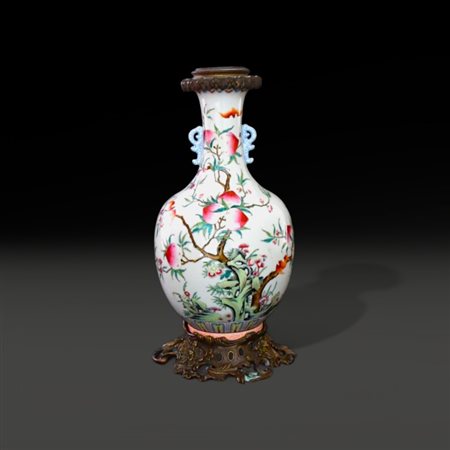 A fine Chinese globular vase