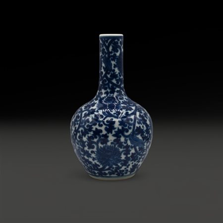 A Chinese blue and white mallet vase