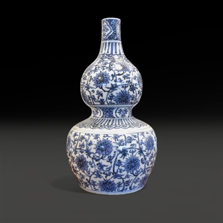 A Chinese blue and white Hulu vase