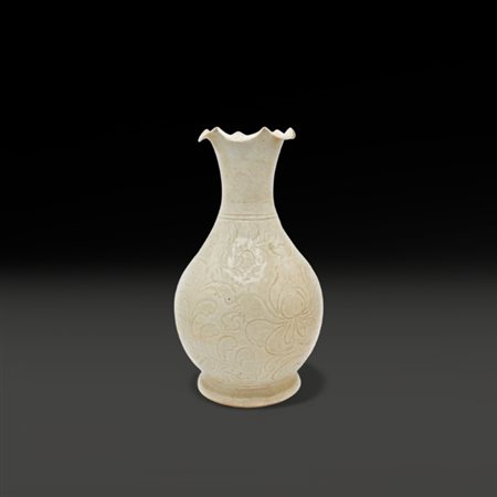 A fine Chinese pottery vase