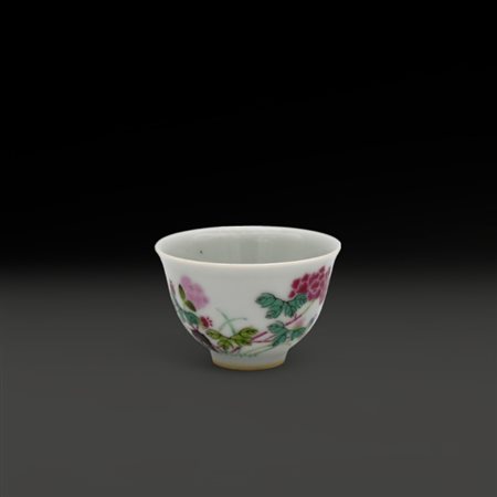 A fine Chinese fencai tea cup