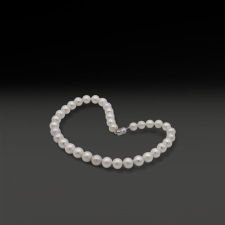 A Chinese pearls necklace